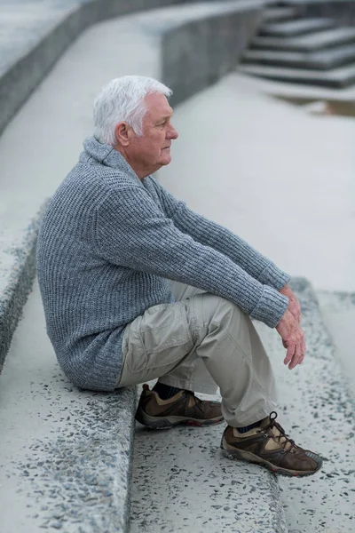 Äldre man som sitter på trappan — Stockfoto