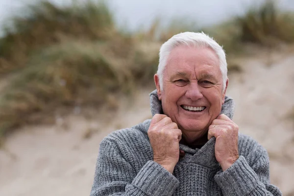 Ritratto di uomo anziano in piedi sulla spiaggia — Foto Stock