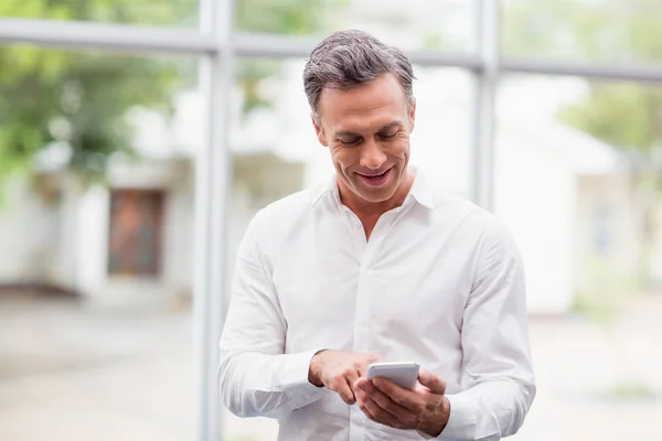 Homme d'affaires utilisant le téléphone mobile — Photo