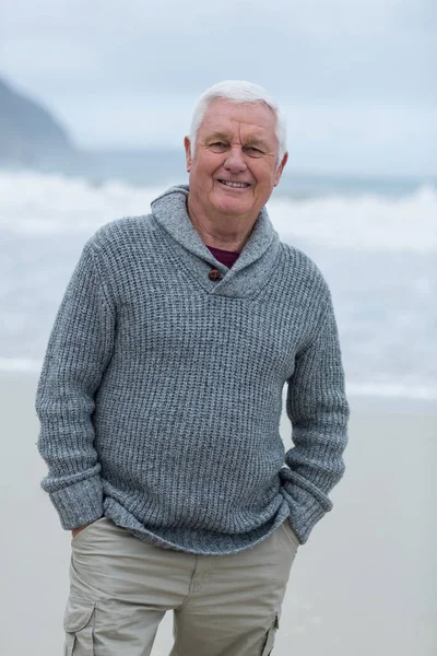 Retrato del hombre mayor de pie en la playa —  Fotos de Stock