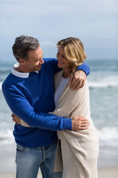 Pareja madura abrazándose en la playa —  Fotos de Stock