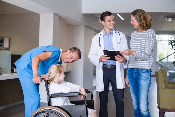 Médecin discutant rapport médical avec la mère — Photo