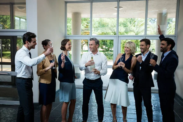 Ejecutivos de negocios celebrando en el centro de conferencias —  Fotos de Stock