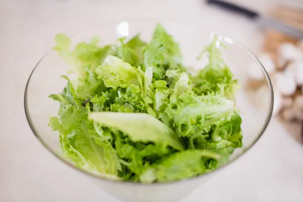 Verdure a foglia in ciotola sul piano di lavoro — Foto Stock