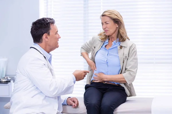 Paziente che soffre di mal di stomaco mentre consulta il medico — Foto Stock