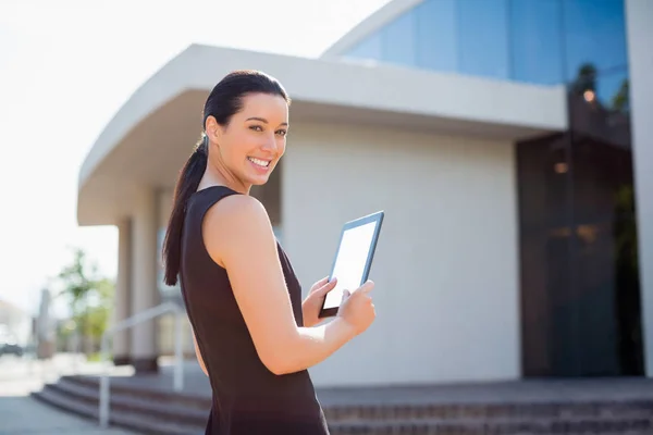 Glada affärskvinna anläggning digital tablet — Stockfoto