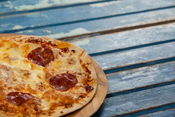 Läcker italiensk pizza serveras på pizza bricka — Stockfoto