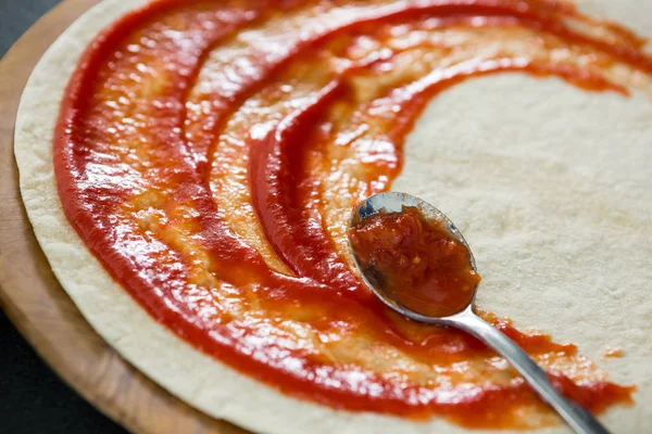 Pizza deeg met tomatensaus — Stockfoto