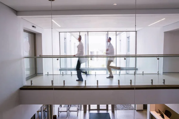 Two doctors running — Stock Photo, Image