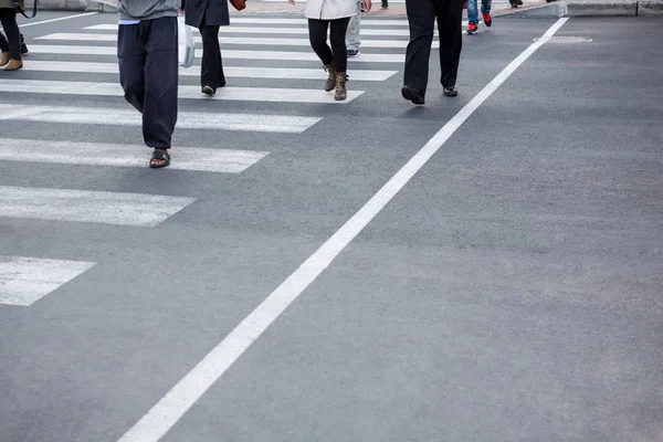 Pedestrians crossing the road — Stock Photo, Image