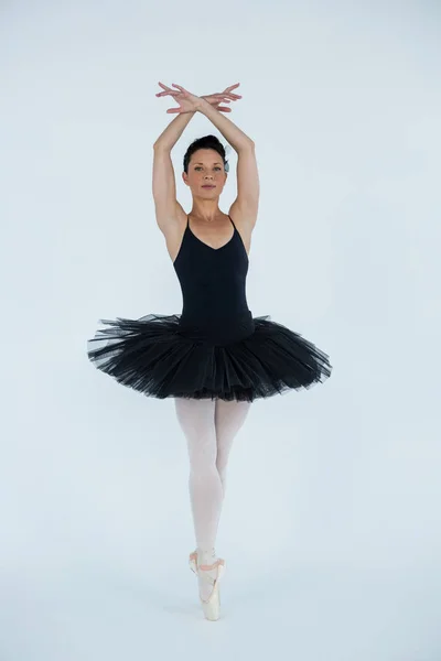 Балерина занимается балетным танцем — стоковое фото