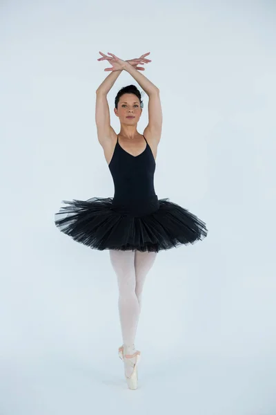 Ballerine pratiquant la danse de ballet — Photo