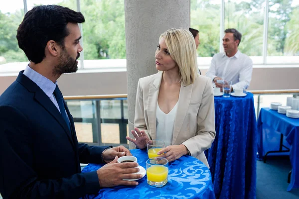 Dirigeants d'entreprise interagissant les uns avec les autres pendant la pause — Photo