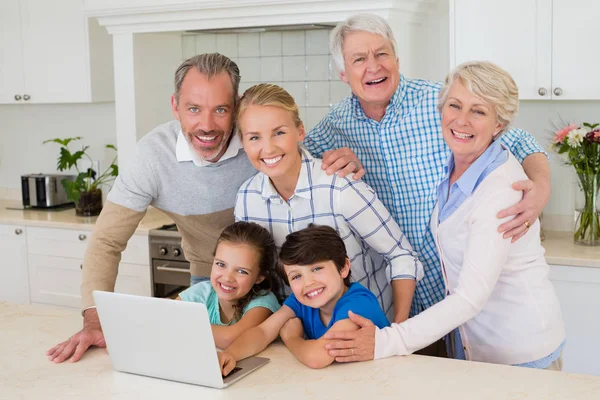 Retrato de família feliz em pé na cozinha — Fotografia de Stock