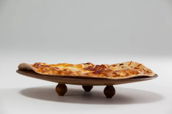Delicious italian pizza served on pizza tray — Stock Photo, Image