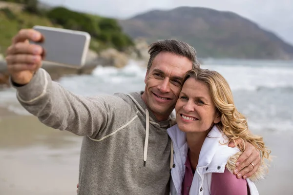 Pareja madura tomando selfie usando teléfono móvil —  Fotos de Stock