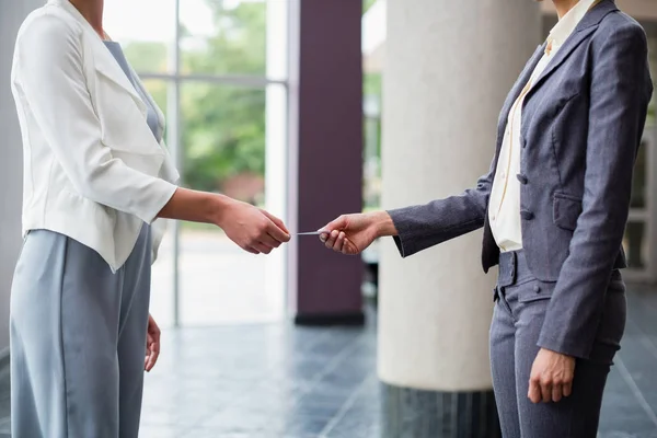Business executives exchanging business card — Stock Photo, Image