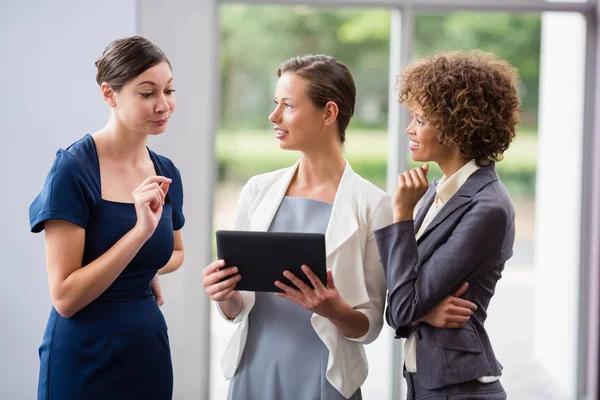 Bedrijfsleiders bespreken over digitale tablet — Stockfoto