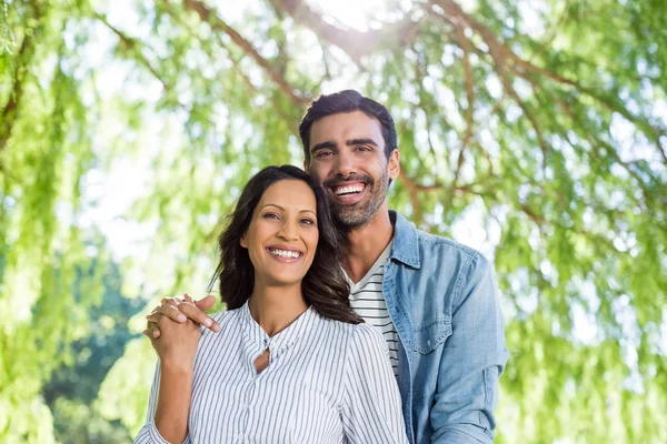 Porträtt av paret leende i park — Stockfoto