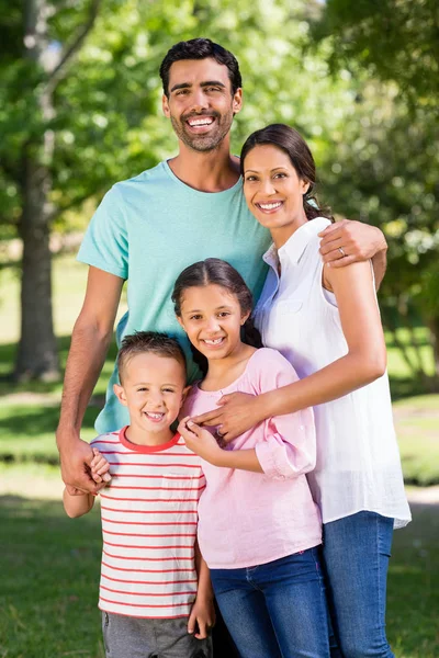 Retrato de família feliz em pé no parque — Fotografia de Stock