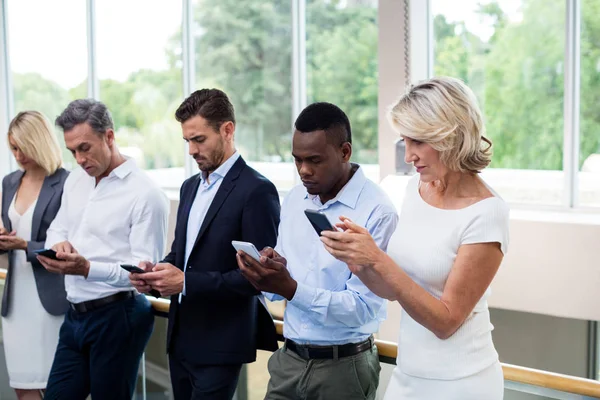 Företagsledare som använder digitala surfplattan och mobiltelefonen — Stockfoto