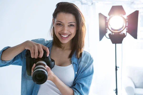 Fotógrafo feliz de pé em estúdio — Fotografia de Stock