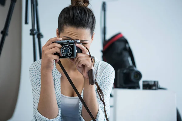 Fotógrafo com câmera à moda antiga — Fotografia de Stock