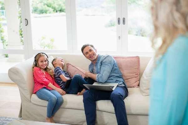 Far och barn ha roligt i vardagsrum — Stockfoto