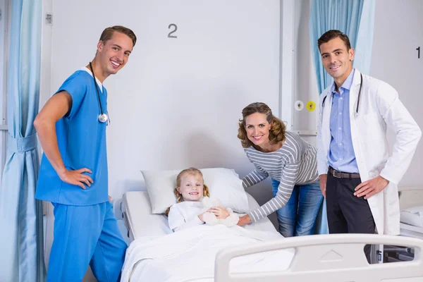 Retrato de médicos, paciente e mulher no quarto do hospital — Fotografia de Stock