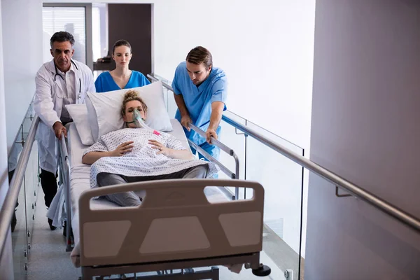 Team of doctors taking pregnant woman to operation theatre — Stock Photo, Image