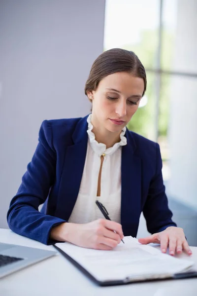 Bizneswoman pisanie na schowku — Zdjęcie stockowe