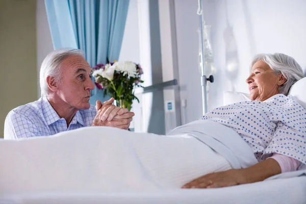 Senior mannen talar till sjuka äldre patient — Stockfoto