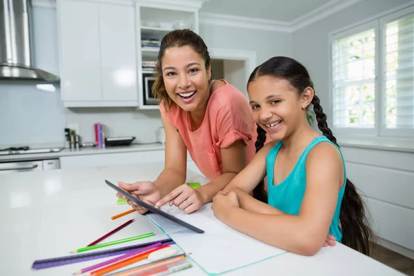 Mor och dotter som använder digital surfplatta hemma — Stockfoto