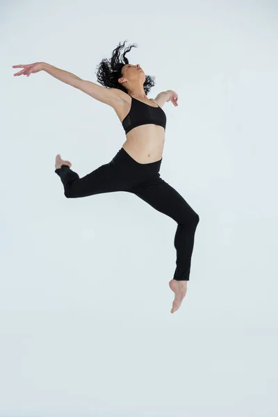 Danseuse pratiquant la danse contemporaine — Photo