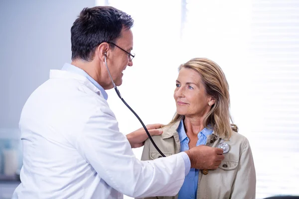 Läkaren undersöker en kvinnlig patient — Stockfoto