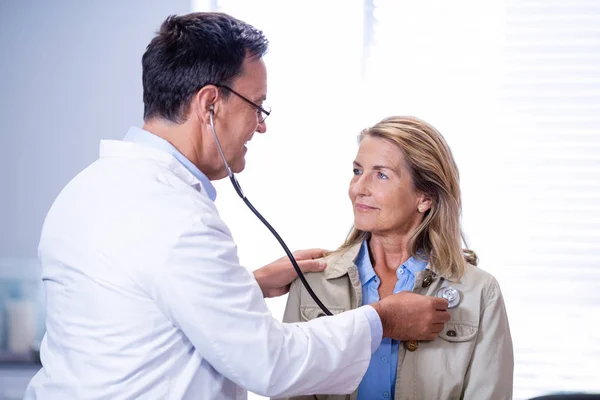 Arzt untersucht Patientin — Stockfoto