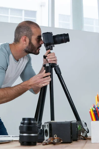 Photographe masculin examinant les photos capturées dans son appareil photo numérique — Photo