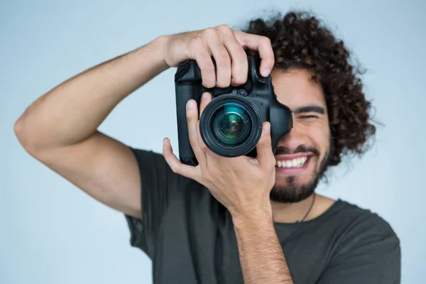 Fotógrafo com câmera digital em estúdio — Fotografia de Stock