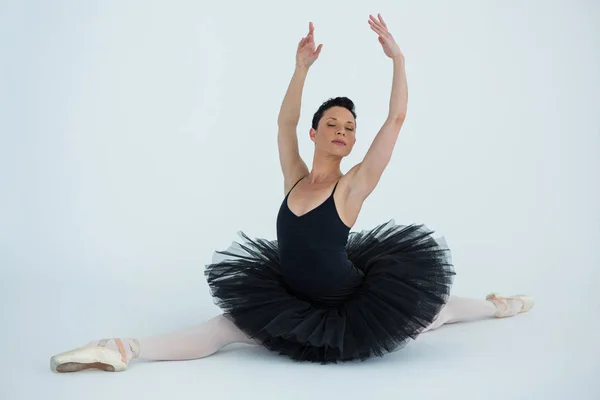 Bailarina realizando uma divisão — Fotografia de Stock