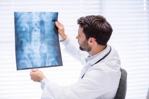 Arzt untersucht Röntgenbild Stockbild