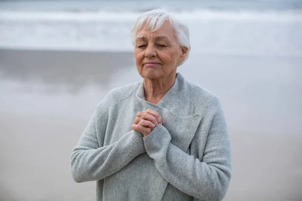 Femme âgée faisant de la méditation — Photo