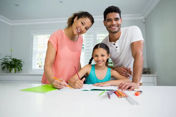 Genitori e figlia che disegnano in cucina a casa — Foto Stock