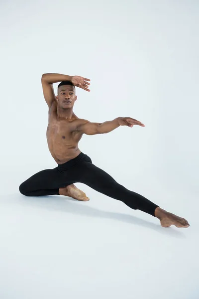 Bailarino praticando dança de balé — Fotografia de Stock