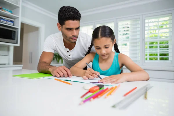 Babası kızının ödevini yaparken yardım — Stok fotoğraf