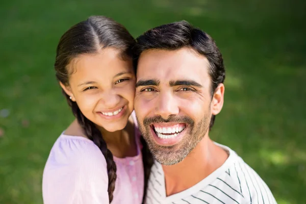 Vader omarmen haar dochter in park — Stockfoto