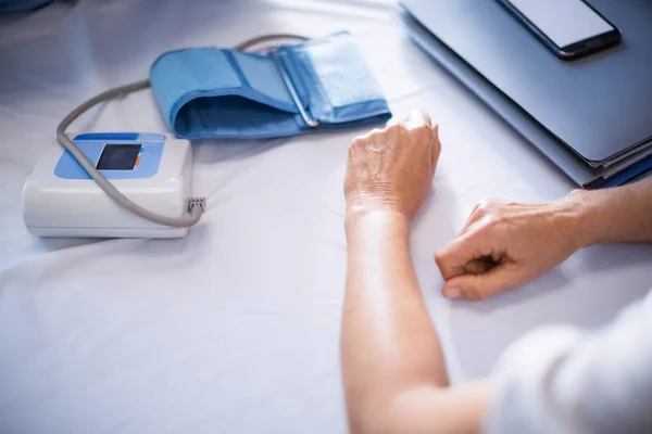 Patient receiving blood pressure test — Stock Photo, Image