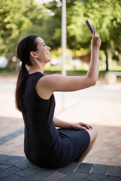 Donna d'affari felice che si fa un selfie sul cellulare — Foto Stock