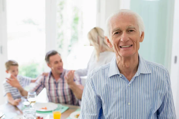 Oudere man lacht thuis. — Stockfoto