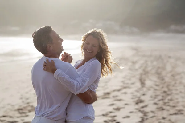 Взрослые пары веселятся вместе на пляже — стоковое фото
