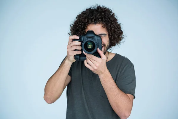 Photographe avec appareil photo numérique en studio — Photo